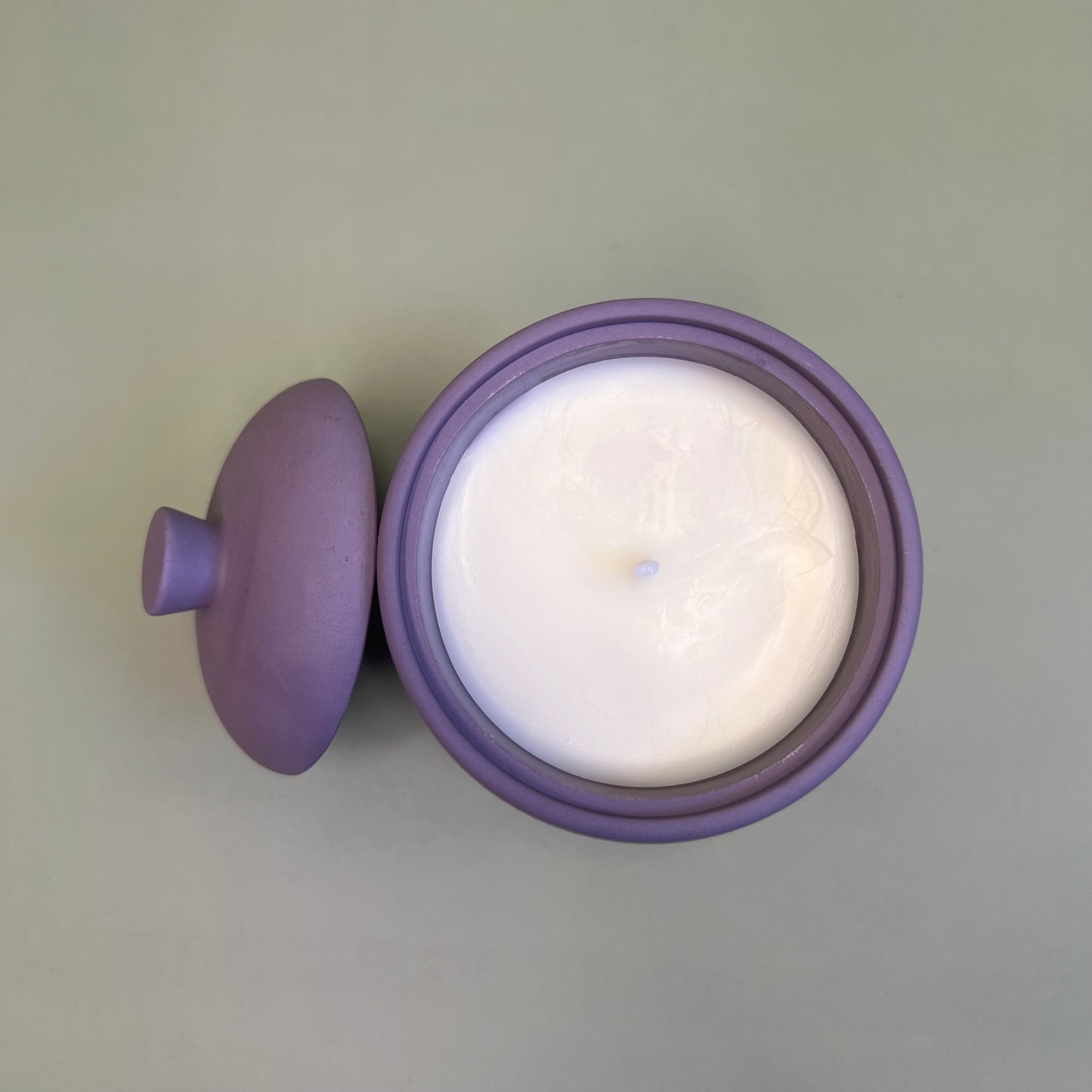 Vela em recipiente artesanal na cor lavanda