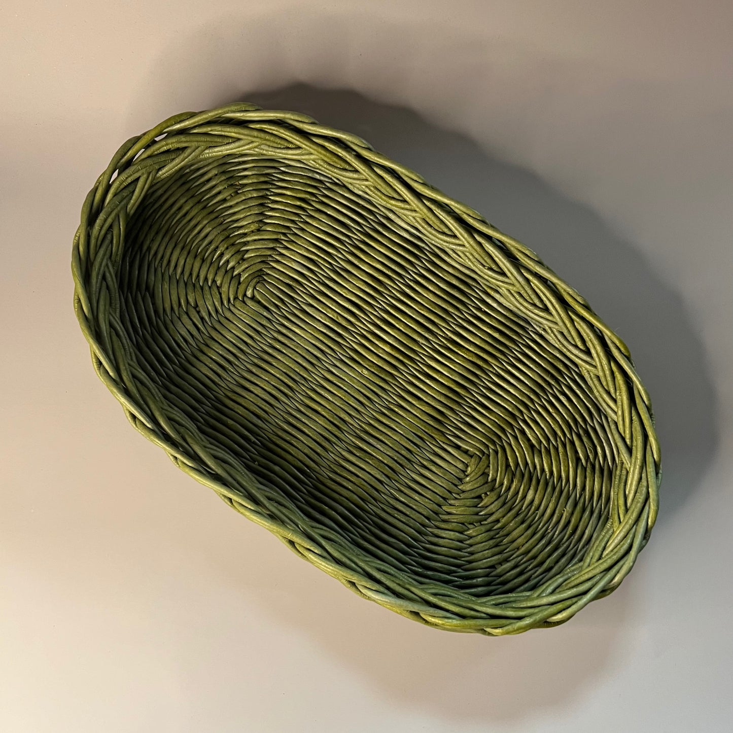 Oval tray in forest green.