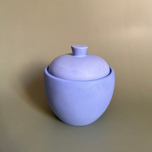 Vela num recipiente feito à mão na cor azul-céu